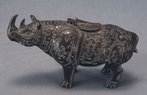 Rinoceronte de bronce, oriental