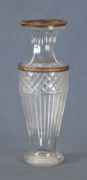 Vaso de vidrio con montura de bronce