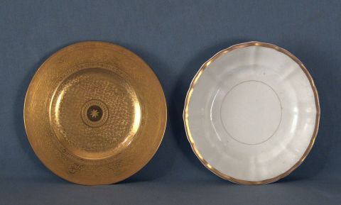 2 Piezas: 1 plato de porcelana Minton dorado y 1 plato hondo de porcelana europea, con amrli dorado. Etiqueta de Kerteux