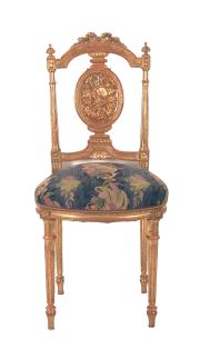 Par de sillas doradas estilo Lus XVI, peq. faltante.