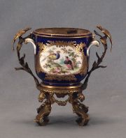 Par de cache pots de porcelana europea, azul cobalto, con reserva con aves y monturas de bronce, siglo XIX