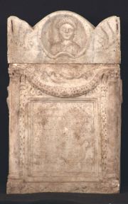 Urna funeraria romana, siglos I - II d.C. Mrmol.