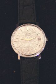 Reloj para hombre de oro blanco (18 kts) con pulsera de cuero. Movimiento mecnico automtico. Calendario Marca Piaget.