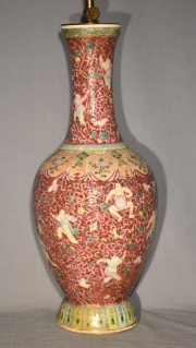 Vaso chino de porcelana, fondo rojo con flores. Base retaurada.