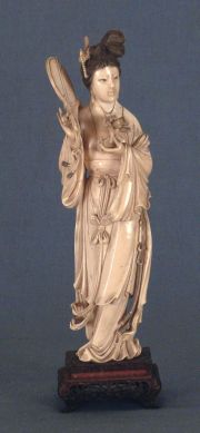 Figura oriental, talla en marfil.