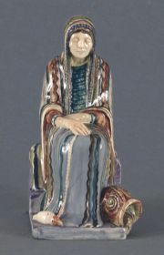 PERLOTTI. India sentada, cerámica policromada.  30,5 cm