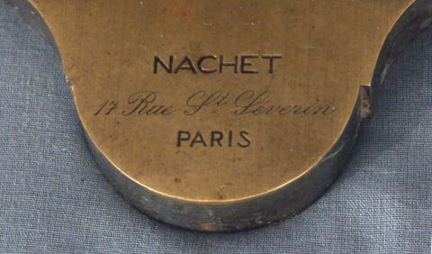 Microscopio Francés antiguo, firmado Nachet, París. Con implementos en caja de madera.