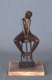 Ducovski. Escultura mujer sobre banco