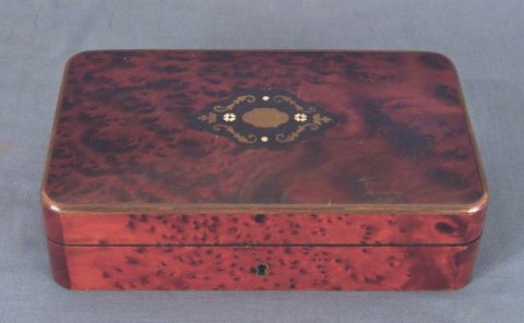 Caja rectangular de raiz y bronce con llave.