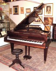 Piano Bechstein, de un cuarto de cola.