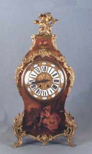Reloj de mesa estilo Luis XV, decoracin Venis Martin, fines de siglo XIX. Pequeos deterioros.
