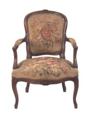 Par de sillones estilo Luis XV, uno con apoya brazo roto y tapizado averiado.