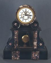 Reloj de mesa, cuadrante con esmalte blanco y caja de mrmol.