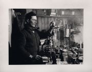 H.G. Ponting. Dr. Atkinson in his Lab, fotografía de la Colección Popperfot. Londres, Impresión posterior.