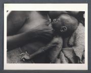 Sebastian Salgado Jr. Amamantando. Etiopía 1984. Sello al dorso.