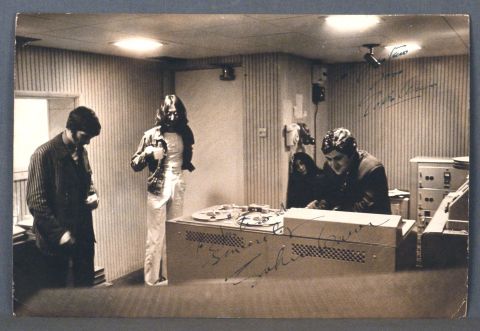 Inside the crazy world of Apple, fotografía de Tom Hanley, firmada por John Lennon y Yoko Ono c/ dedicatoria al periodis
