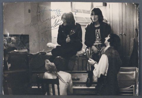 Creative session with The Beatles. Fotografia por Stephen Goldblatt firmada por los cuatro Beatles. Circa 1970.