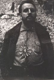 Sameer Makarius, Greco, de cuerpo entero, fotografía original firmada al dorso. Impresión posterior.