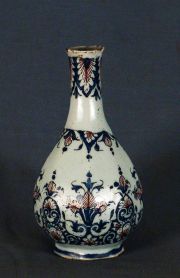 Botellón porcelana europea con decoración en esmalte azul y brique