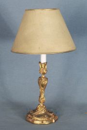 Candelero estilo Luix XV, dorado, transformado en lámpara con pantalla. (293)