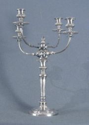 Candelabros de plata de 4 velas con pie y accesorios (2)