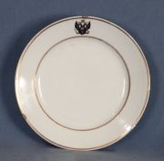 Tres platos de porcelana rusa blanca con guila bicfala con corona dorada