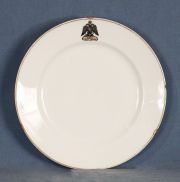 Tres platos de porcelana rusa blanca con águila bicéfala, cachadura