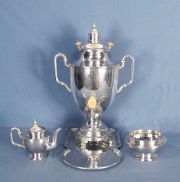 Juego de te de plata rusa. Comp. por: samovar, bowl de plata rusa, bandeja y tetera pequea. 1925. Total: 4 Piezas.