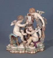 Tres angeles pintores , grupo porcelana de Meissen, Falta pierna y pie