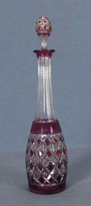 Botellón de cristal neutro y rubi, con tapón