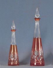 Dos botellones color rub tallados con tapones