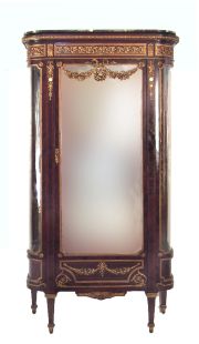 Vitrina L. XVI, aplicaciones bronce, tres estantes con vitrea, tapa de mrmol. con llave