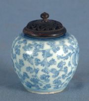 Peq. Vaso chino, blanco y azul, tapa madera principio siglo XIX (1822)