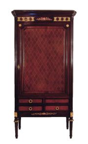 Gabinete bajo estilo Luis XVI de comedor, faltantes. c/ll. 4 c// con puertas.
