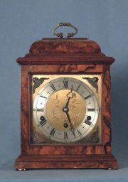 Reloj de mesa de madera de nogal