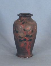 Florero cerámica oriental, dec. flores y mariposas. Restaurado.