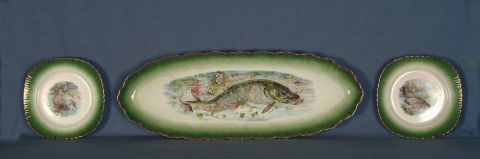 Bandeja y cuatro platos para pescado, porcelana holandesa verde con detalles en dorado