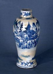 Vaso chino porcelana, restaurada. Quing marca de poca KKangxi.