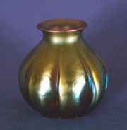 Loetz, atribuido, Vaso globular con gajos
