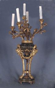 Candelabros estilo Luis XVI, de bronce y mrmol. Fisuras .