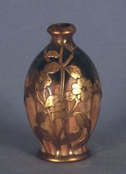 Vaso Art Nouveau con montura de hojas en bronce.