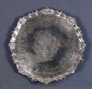 Bandeja de plata circular, escudo en el centro
