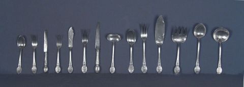 Pz. Cubiertos Christofle 18 tenedores de mesa (6 lisos), 11 cucharas de mesa (6 lisas), 17 cuchillos mesa, 13 tenedores