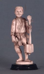 El músico, marfil, talla japonesa.