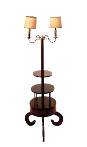 Mesa lámpara estilo Biedermeir, con tres estantes ovales y dos luces de bronce con pantallas (2)