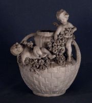 Vaso, porcelana blanca con dos angelitos, peq. restauraciónes