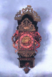 Antiguo reloj de pared pintado , con ménsula.
