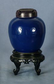 Vaso chino de porcelana azul con base y tapa