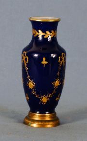 Vaso pequeño porcelana Sevres, azul cobalto decoración dorado.