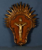 Cristo, talla sobre marco tallado y dorado, de pana
